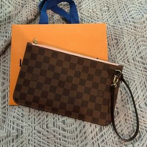Louis Vuitton pochette. EUC ballerine pink inside